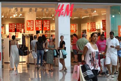 Clientes en una tienda de H&amp;M en Marbella 