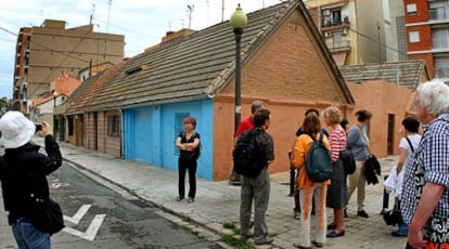 Arquitectos y alumnos alemanes y japoneses de visita, ayer, a la zona amenazada de derribo en El Cabanyal.