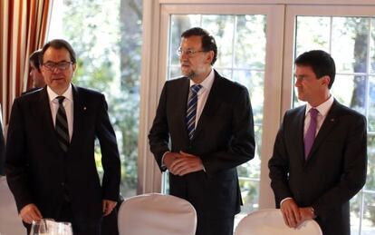 De izquierda a derecha, Artur Mas, Mariano Rajoy y Manuel Valls en Perelada.