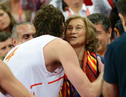 La reina felicita a Pau Gasol.