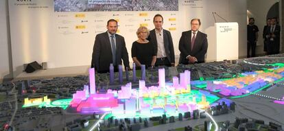 La alcaldesa de Madrid, Manuela Carmena, junto al Ministro de Fomento, José Luis Ábalos y el presidente de Distrito Castellana Norte (DCN), Antonio Béjar y José Manuel Calvo, delegado del Área de Desarrollo Urbano Sostenible.