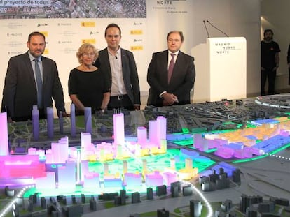 La alcaldesa de Madrid, Manuela Carmena, junto al Ministro de Fomento, José Luis Ábalos y el presidente de Distrito Castellana Norte (DCN), Antonio Béjar y José Manuel Calvo, delegado del Área de Desarrollo Urbano Sostenible.