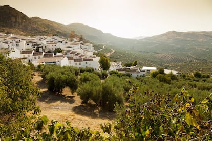 Para los que se consideran sus fundadores, los soldados Banu Himsi, Zuheros era ‘Sujaira’, la roca inexpugnable, que define la estampa de su castillo del siglo IX, fundido con la piedra sobre un prominente risco. Y si hermosa es la estampa del pueblo, un apelmazado conjunto de casas encaladas sobre un verde mar de olivos, deslumbra todavía más el entorno que rodea la localidad, en pleno corazón del parque natural de las Sierras Subbéticas. No solo pasa por aquí la escenográfica Vía Verde del Aceite, sino que queda también a un paso la espectacular Cueva de los Murciélagos, ejemplo gráfico del paisaje kárstico que envuelve al pueblo, cuajado, barrancos, desplomes y agujeros, disfrute puro para senderistas y escaladores. Más información: <a href="https://www.zuheros.es/" target="_blank">zuheros.es</a>