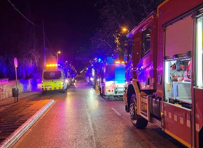 Bomberos en el incendio de una residencia en Matadepera