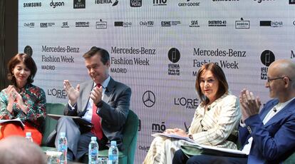 Charo Izquierdo, responsable de la MBFW Madrid, recibe el aplauso de Nuria de Miguel, su sucesora en el cargo a partir de la próxima edición; Eduardo López-Puertas, director general de Ifema, y Modesto Lomba, presidente de la Asociación de Creadores de Moda de España, tras anunciarse el relevo.