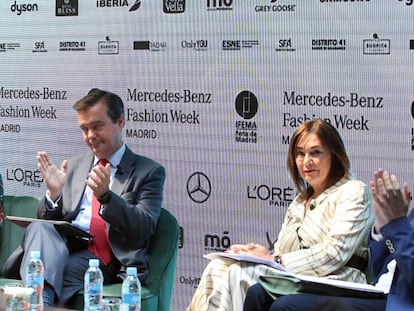 Charo Izquierdo, responsable de la MBFW Madrid, recibe el aplauso de Nuria de Miguel, su sucesora en el cargo a partir de la próxima edición; Eduardo López-Puertas, director general de Ifema, y Modesto Lomba, presidente de la Asociación de Creadores de Moda de España, tras anunciarse el relevo.