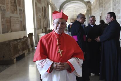 El arzobispo Diego Rafael Padrón Sánchez en la Plaza de San Pedro en la Ciudad del Vaticano, el 30 de septiembre de 2023.