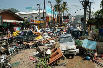 Los escombros arrastrados por una ola gigante causada por el maremoto cubren las calles de Phuket (Tailandia)