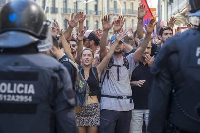 Manifestants independentistes increpen els agents dels Mossos d'Esquadra per impedir la manifestació sindical policial, avui a Barcelona.