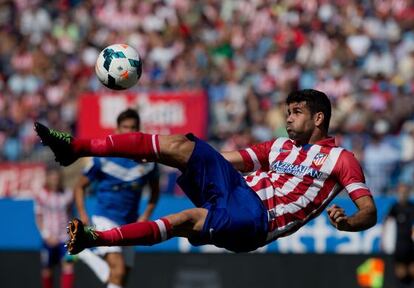 Diego Costa remata de forma acrobática contra el Almería.
