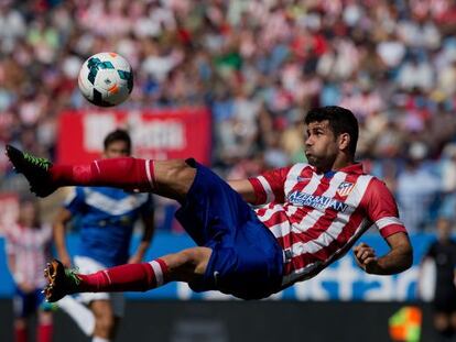 Diego Costa remata de forma acrobática contra el Almería.