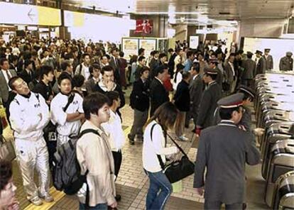 Pasajeros espran a la entrada de la estación de tren de Sendai después de que los servicios ferroviarios fueran suspendidos debido al seísmo.