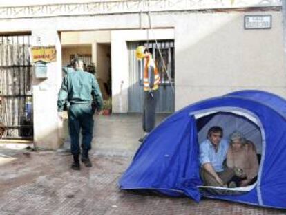 Una mujer de 76 años y su hijo de 55 en una tienda de campaña a la puerta de su vivienda de la que han sido desahuciados en Campohermoso (Almería). EFE/Archivo