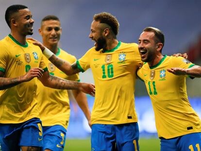 Neymar celebra el segundo gol de Brasil ante Venezuela junto a Gabriel Jesús y a Everton.