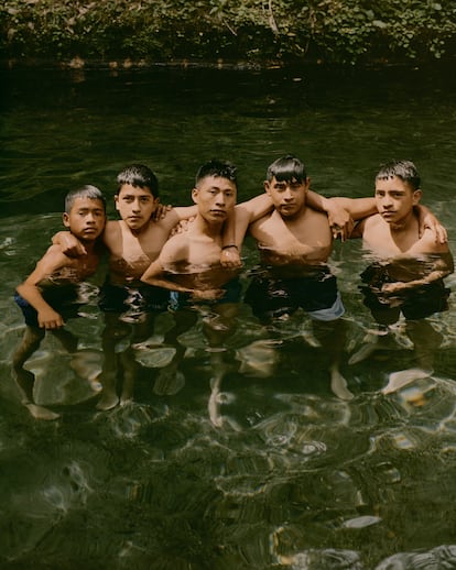 Chimaltenango; 2022.
Un grupo de amigos adolescentes nadan en un manantial natural en las montañas de Chimaltenango. La edad resuena profundamente en mí como un hermoso retrato de
mayoría de edad, amistad, inocencia y contacto con naturaleza. Escenas como ésta son cada vez más raras a medida que las tierras altas sufren cambios significativos debido a la modernización y cuestiones de seguridad.