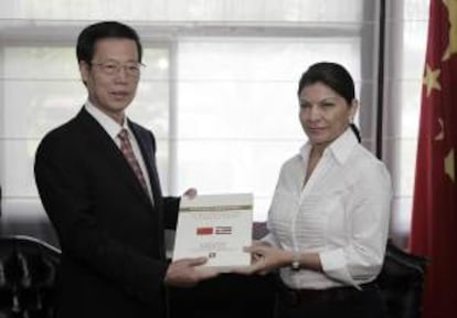 La presidenta de Costa Rica, Laura Chinchilla (d), posa con el viceprimer ministro de China, Zhang Gaoli (i). EFE/Archivo