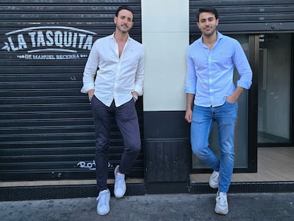 Los hermanos Juan y Alfonso Fernández, propietarios de La Tasquita de Manuel Becerra, este lunes en la puerta del local, cerrado por el apagón de luz.