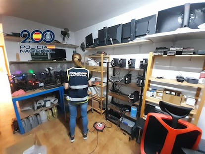 Registro de la Operación Lira, en la que la Policía Nacional desarticuló un grupo que ganó 1,1 millones con cuatro páginas de IPTV y dos canales de Telegram para distribuir contenidos pirateados.