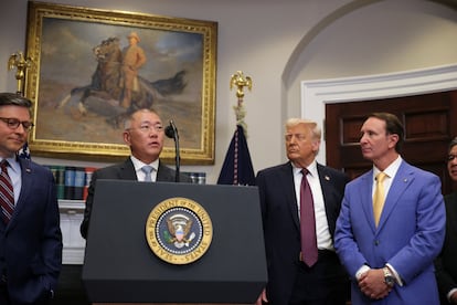 El presidente ejecutivo de Hyundai, Euisun Chung, en la Casa Blanca, ante Donald Trump, el presidente de la Cámara de Representantes, Mike Johnson (izquierda) y el gobernador de Luisiana, Jeff Landry, el 24 de marzo.