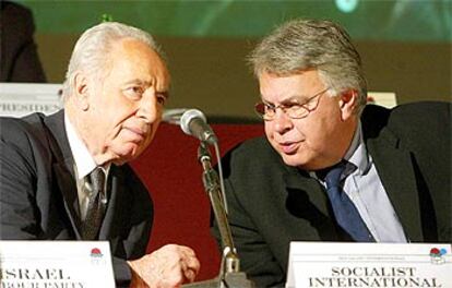 El laborista Simón Peres (izquierda) y el ex presidente del Gobierno español Felipe González, ayer, en Roma.