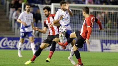 Dani García despeja el balón ante Alonso y Raúl García.