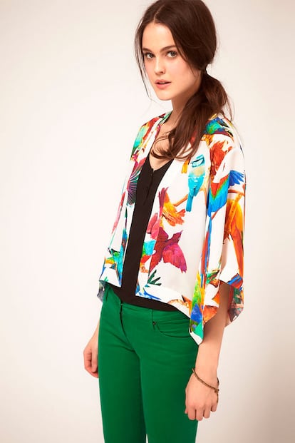 Blusón tropical con estampado de loros, de Asos.