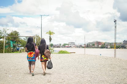 Jóvenes embera caminan por el barrio bahía en Quibdó, el 12 de marzo de2023.
