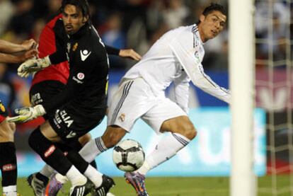 Cristiano Ronaldo supera a Aouate para marcar su segundo gol.