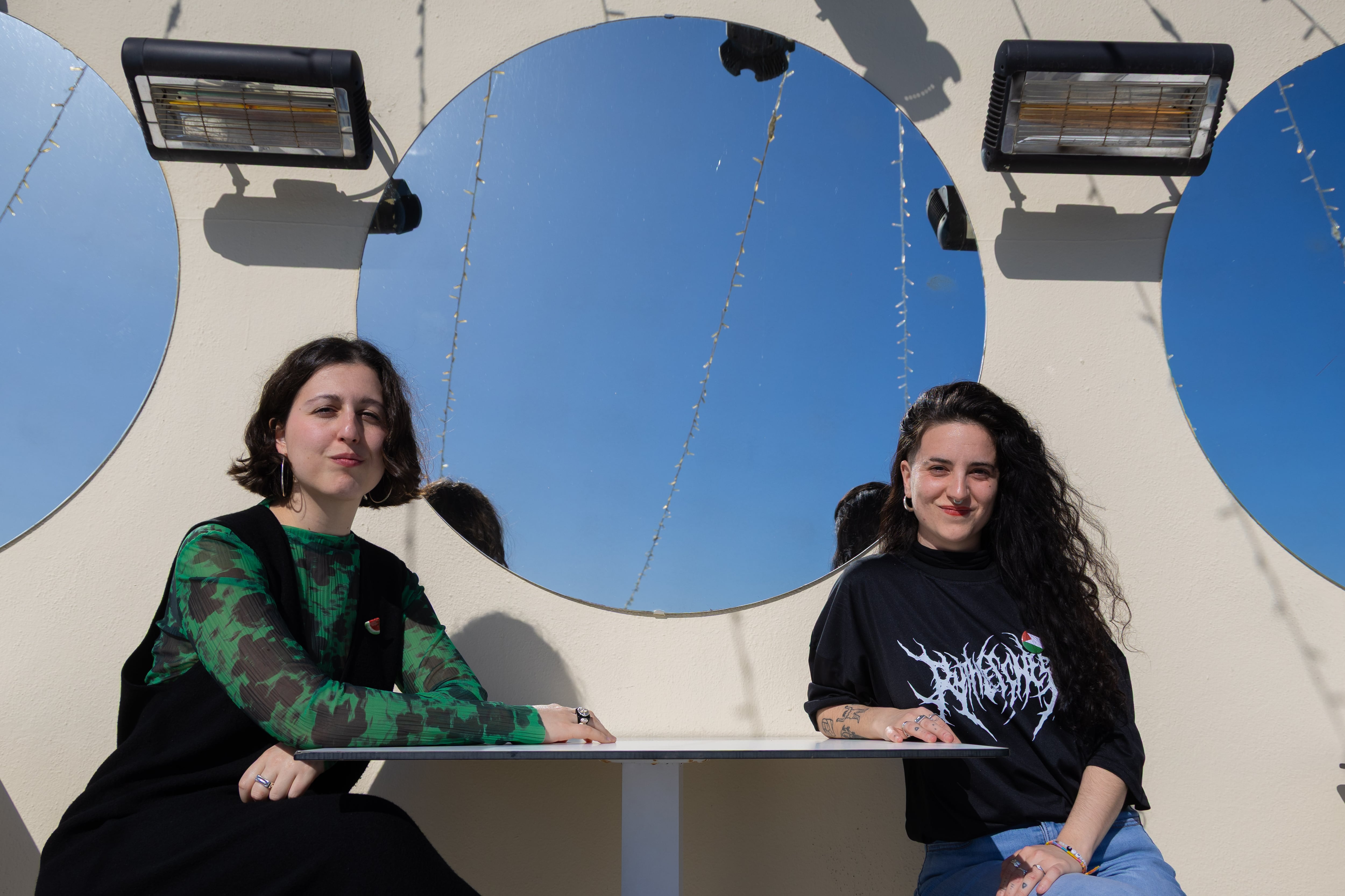 De izquierda a derecha, Nuria Dunjó, guionista, y Júlia de Paz, directora, de la película 'La buena hija', durante el festival de Málaga.