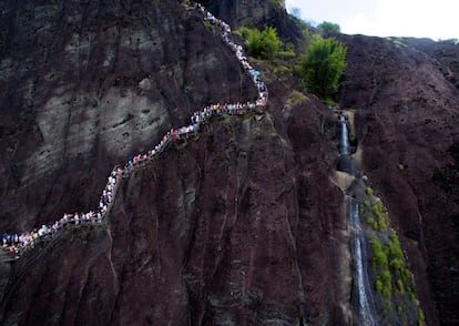 Turistas suben por un camino escarpado a la montaña Wuyi en Nanping, provincia de Fujian (China).