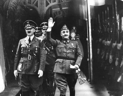 Fotografia (trucada per la dictadura) de la trobada de Hitler i Franco a Hendaia.