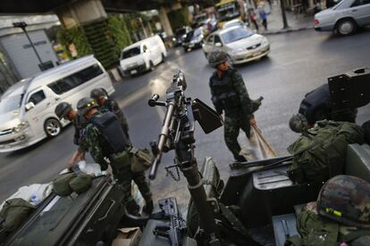 Soldados en vehículos armados con metralletas patrullan las calles de Bangkok y han tomado el control de las cadenas de televisión.