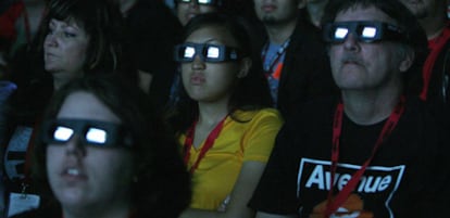 Visitantes de Comic ON, con gafas 3D para ver una película en tres dimensiones.