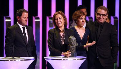 Miembros del equipo de la película "Futbolin" tras recibir el Goya a la "Mejor película de animación".