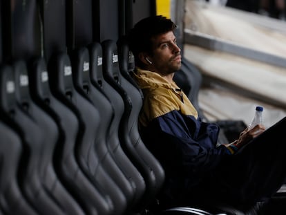 Gerard Piqué, en el banquillo, antes de comenzar el partido ante el Valencia.