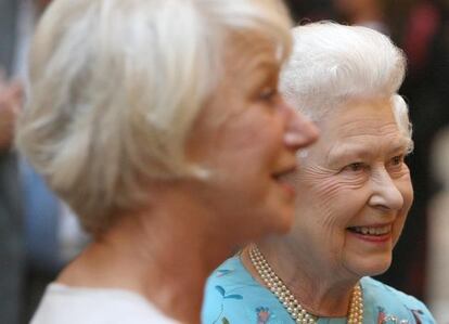 Helen Mirren junto a Isabel II, durante una recepci&oacute;n en el palacio de Buckingham en 2011.