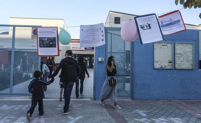 Pintadas con tiza y carteles en la puerta del Blas de Lezo. 