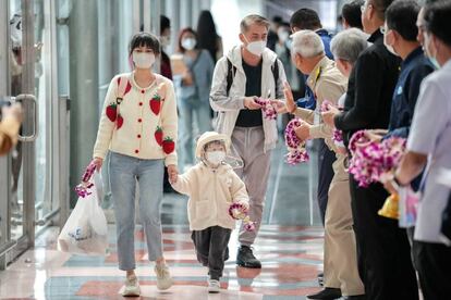 FILE PHOTO: Passengers from China's Xiamen arrive at Bangkok?s Suvarnabhumi airport after China reopens its borders amid the coronavirus (COVID-19) pandemic, in Bangkok, Thailand, January 9, 2023. REUTERS/Athit Perawongmetha/File Photo