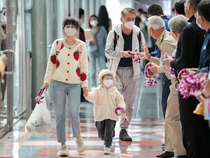 FILE PHOTO: Passengers from China's Xiamen arrive at Bangkok?s Suvarnabhumi airport after China reopens its borders amid the coronavirus (COVID-19) pandemic, in Bangkok, Thailand, January 9, 2023. REUTERS/Athit Perawongmetha/File Photo