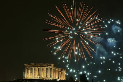 El Partenón en Grecia se ilumina en los primeros minutos del 1 de enero de 2019. 