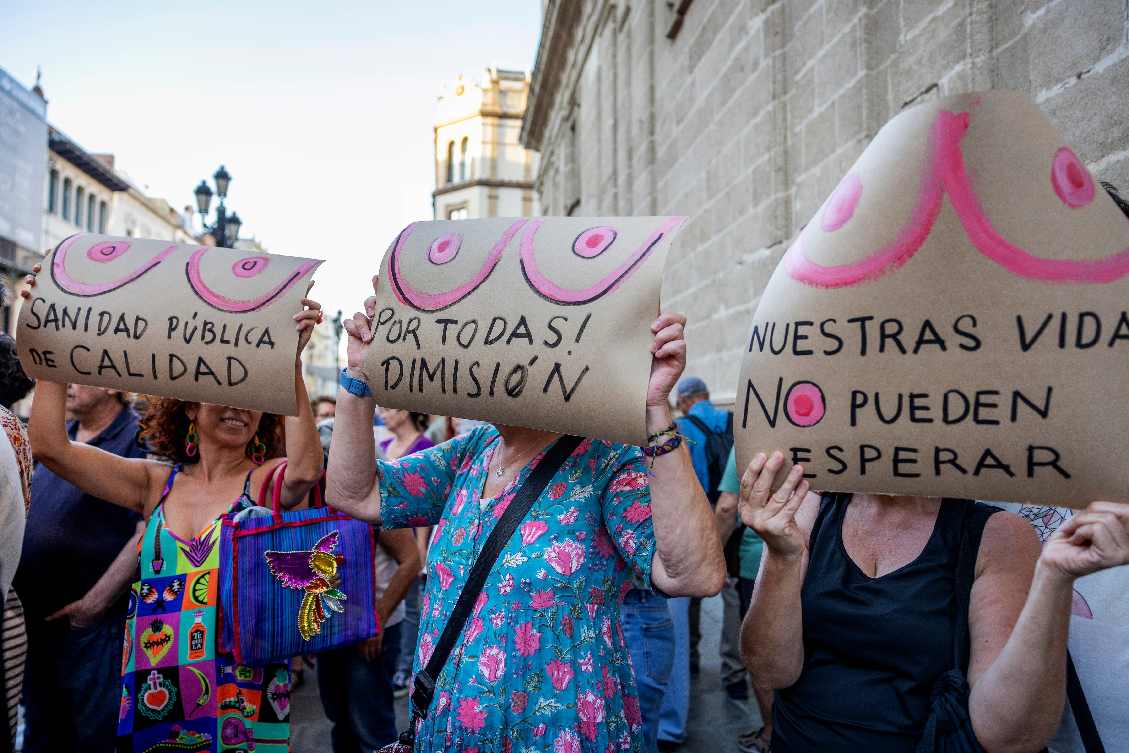 Mujeres protestando en Sevilla por los fallos en el sistema de cribado de cáncer de mama en Andalucía.