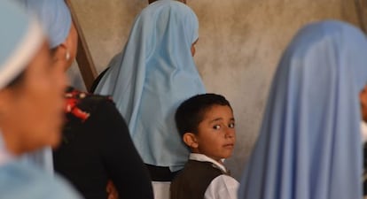 Un ni&ntilde;o durante una misa el domingo en Nueva Jerusal&eacute;n (M&eacute;xico).