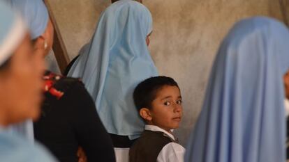 Un ni&ntilde;o durante una misa el domingo en Nueva Jerusal&eacute;n (M&eacute;xico).