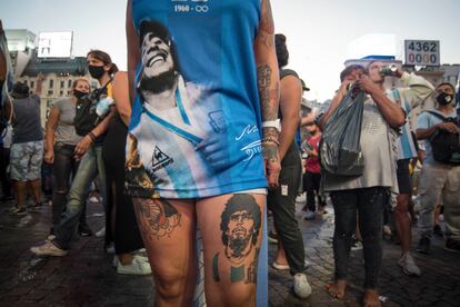 El 10 de marzo de 2021, cuatro meses después de la muerte de Maradona, se realizó en el Obelisco de Buenos Aires una manifestación de hinchas. Los manifestantes exigieron a la Justicia que investigue al entorno del astro por presunto abandono de persona y a los médicos que lo atendían por mala praxis. Maradona murió en  una casa rentada por su abogado, Matías Morla, tras ser sometido a una operación en la cabeza.