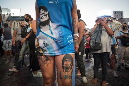 El 10 de marzo de 2021, cuatro meses después de la muerte de Maradona, se realizó en el Obelisco de Buenos Aires una manifestación de hinchas. Los manifestantes exigieron a la Justicia que investigue al entorno del astro por presunto abandono de persona y a los médicos que lo atendían por mala praxis. Maradona murió en una casa rentada por su abogado, Matías Morla, tras ser sometido a una operación en la cabeza.