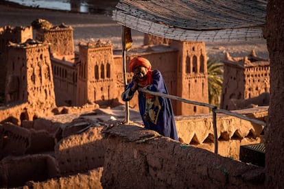 Un hombre descansa en lo alto de la fortaleza de Kasbah, al norte de Ouarzazate (Marruecos).