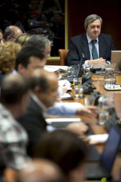 El consejero de Economia del Gobierno Vasco, Carlos Aguirre, durante su comparecencia en la comisión de Economía, Hacienda yPresupuestos del Parlamento Vasco. EFE/Archivo