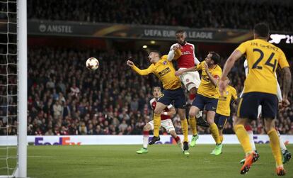 Lacazette marca de cabeza el gol del Arsenal en el partido de ida en el Emirates Stadium.