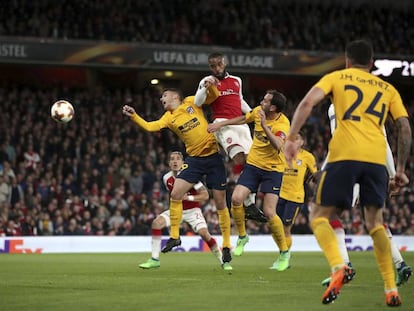 Lacazette marca de cabeza el gol del Arsenal en el partido de ida en el Emirates Stadium.
