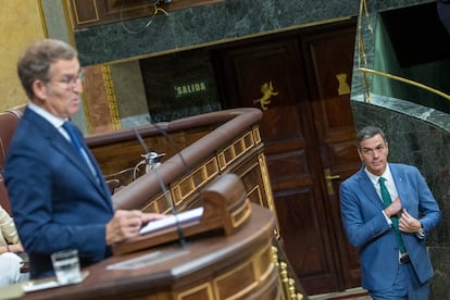 El candidato a la investidura, Alberto Núñez Feijóo, se dirige a los diputados mientras el presidente del Gobierno en funciones, Pedro Sánchez, llega al hemiciclo, este martes en el Congreso de los Diputados.